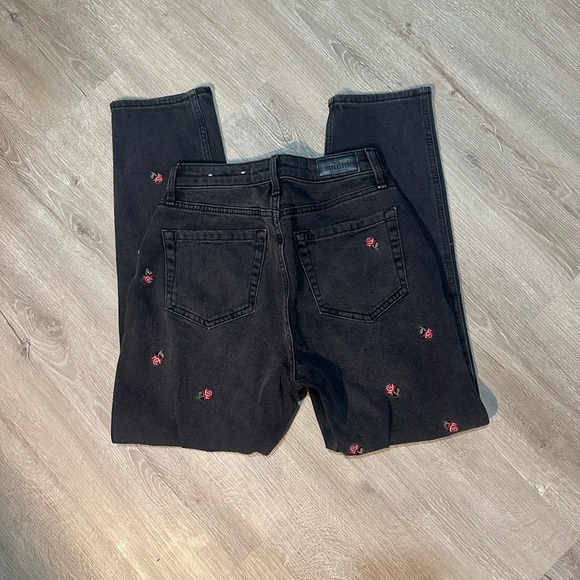 Hollister Black Skinny Leg Jeans with Embroidery Size 0 ❤️‍🔥 - Picture 4 of 7